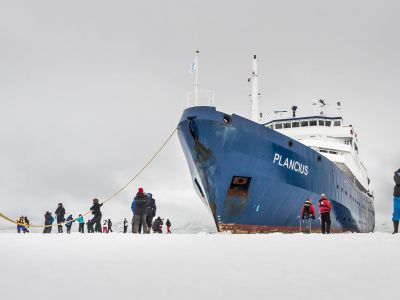 Die MS Plancius im Eis (© Dietmar Denger / Oceanwide Expeditions)