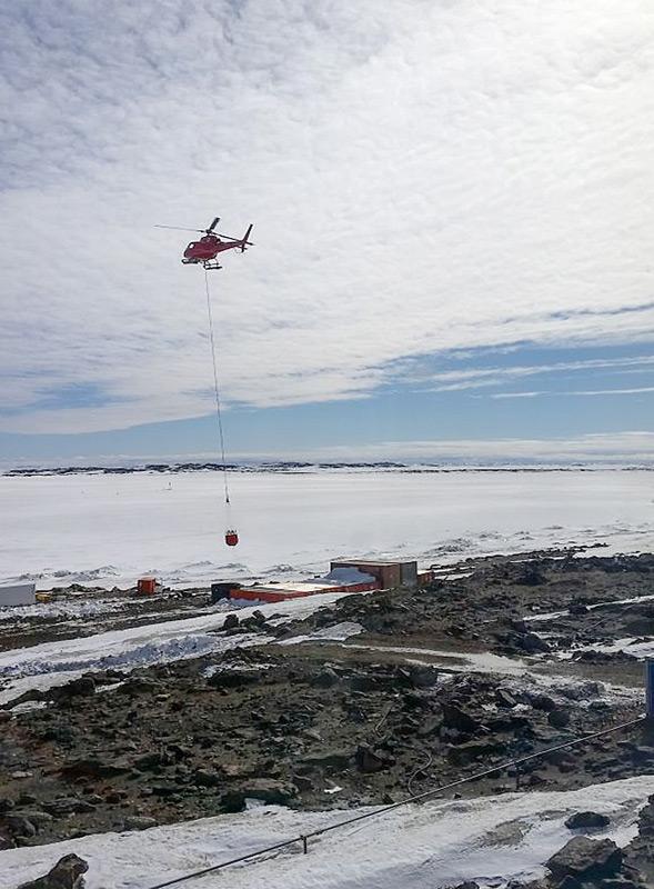 Der Pilot Bryan Patterson liefert eine Ladung Wasser in den Tank des Labors an der Davis-Küste. (Photo: Tina Donaldson)