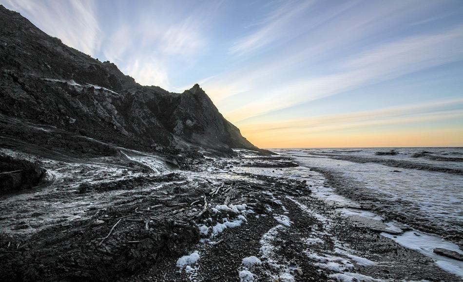 Sedimentschleier im Wasser vor der Küste Herschel Islands, Yukon, Kanada. Die Sedimente wurden entweder durch Küstenerosion oder durch kleine Flüsse in das Meer eingetragen. Foto: Jaroslav Obu