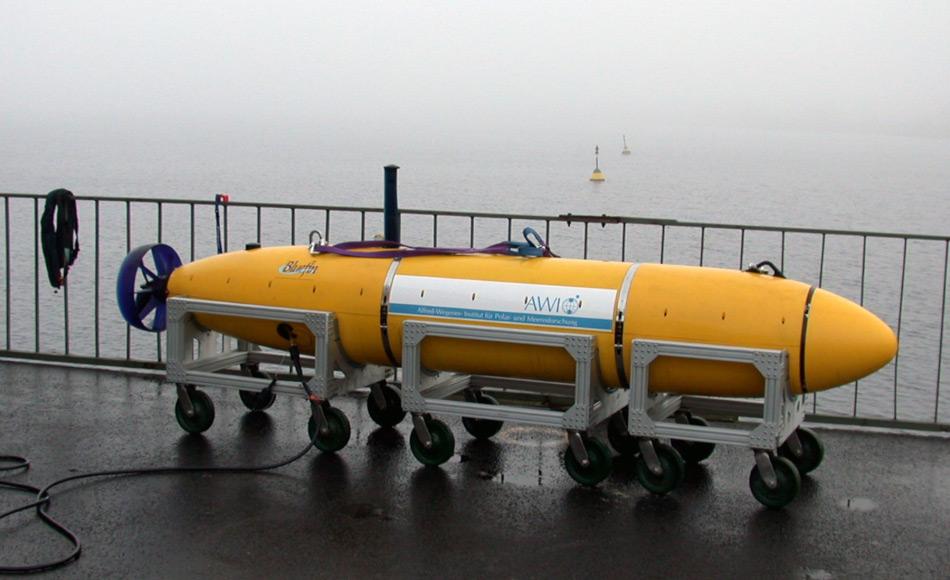 Das andere AUV “Paul” ist ein mobiles Unterwasserfahrzeug, das selbsständig auf einem vorbestimmten Kur sim Ozean schwimmt und dabei veschiedene Umweltparameter misst. “Paul” wird mit “Tramper” zusammen im “Hausgarten” ausgesetzt. Picture: AWI