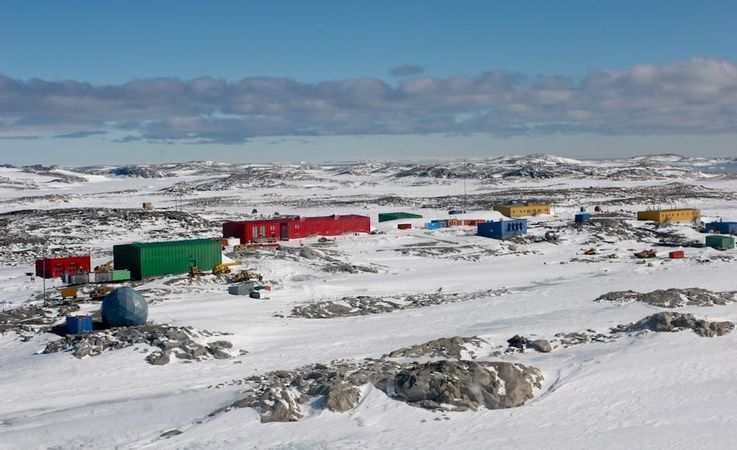 Die australische Station Casey liegt im Wilkes Land in der Ostantarktis. Im Sommer leben hier etwa